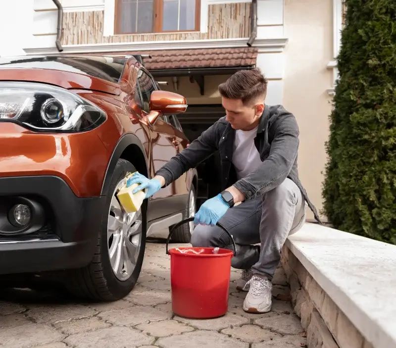 Lavage auto à domicile Saint-Léger-de-Fougeret : professionnel intervenant sur un véhicule